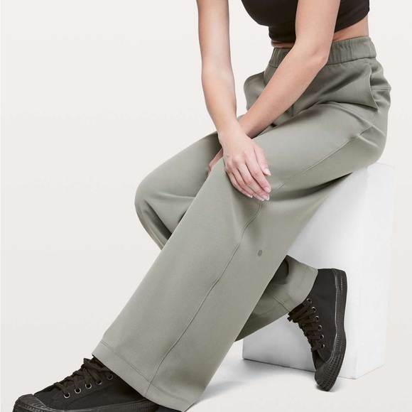 NWT Lululemon On The Fly Pant *Wide Leg Woven 31.5"
Grey Sage - Picture 12 of 12